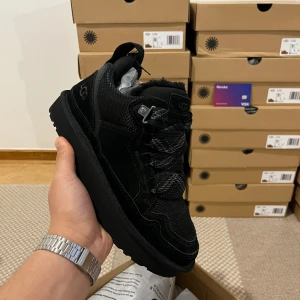 UGG LOWMEL BLACK  - Helt ny med box. Äktenhet garanteras 