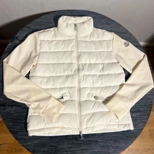 Moncler Cardigan - Säljer min syrras cardigan då hon ej använder den längre. Den är helt felfri och är i topp skick. Hör av vid minsta funderingen. Den finns även i svart. (Priset kan sänkas vid snabb affär)