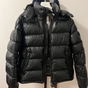 Moncler Maya - Moncler maya Size 2 nya modellen  Cond 8/10 Lös näck hängare, några lösa trådar på cartonen (General wear)  Inget OG  Bin 8000:-kr