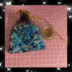 Pärlor kit - Innehåller plast, kristall (äkta) och gummipärlor! Även några ögon charms (runt 4 st) och räcker till massa olika armband / halsband. Kommer även med tråd! Priset gäller allt, kanske synd som dyrt men innehåller mycket! Swish eller köp nu men kontakta först ♡