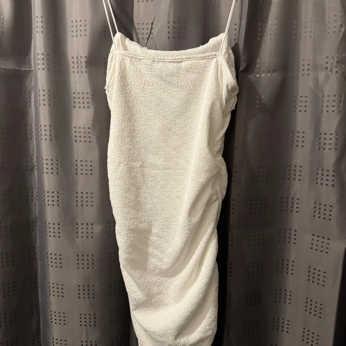 Vit klänning med smala axelband - 91