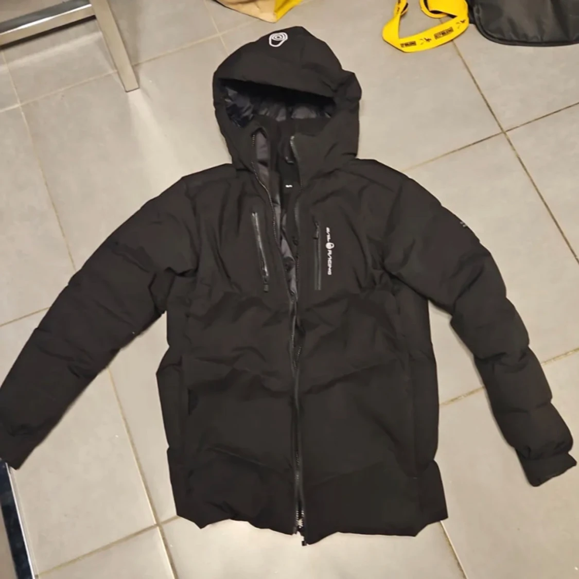 Svart dunjacka från Sail Racing