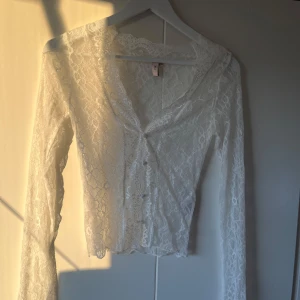 Vit spetstopp - Fin spetstopp från Nelly. Säljer för den inte kommit till användning💗