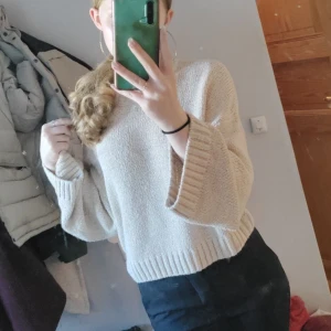 Beige stickad tröja - En beige stickad tröja med öppen rygg. Trevlig till både formella och inte formella sammanhang. Lång ärmar vilket jag gillade men säljer då den inte längre är min stil 