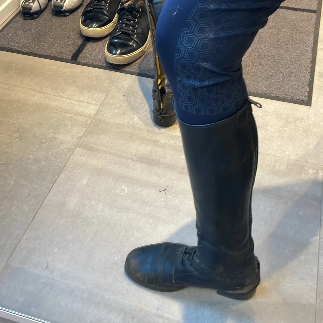 Svarta ridstövlar med diamanter på  - 91