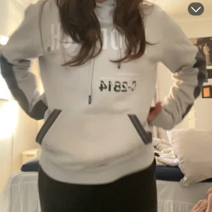 Hoodrich hoodie - Säljer en vit hoodie med grå detaljer och tryck på framsidan. Perfekt för en avslappnad stil.