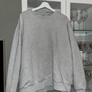 Grå sweatshirt från Zara - Säljer en stilren grå sweatshirt från Zara. Tröjan har en klassisk rund halsringning och långa ärmar. Perfekt för en avslappnad look. Är storlek xl men sitter som en m 