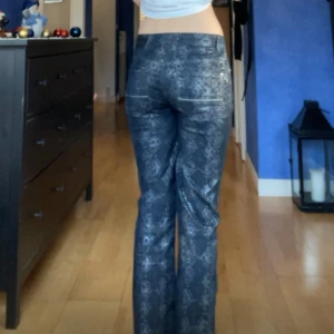 Mönstrade byxor - Snygga byxor från mosmosh. Jag har sytt om byxorna så de är lågmidjade 💞alla bilder är mina egna