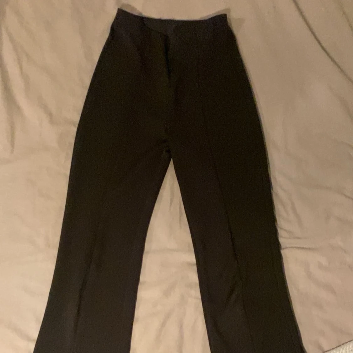 Svarta byxor med slits