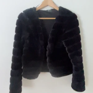 Pälsjacka  - Pälsjacka från gina. Finns ett knäppe men inte hela vägen upp, säljer då den inte används.