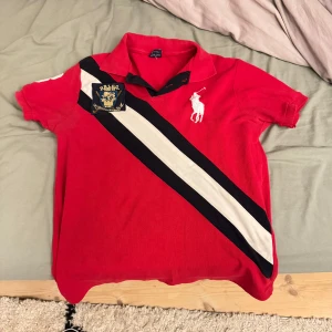 Ralph lauren piké - Pikétröja från ralph lauren. Den är XL men passar som M. har lite lagningar i armhålan men inte så synligt och den har ett hål där också men ändå i fint skick då man bara ser om man letar efter de på nära håll.                           Chief keef. Polo. Ralph lauren. Skjorta. Drainer.  