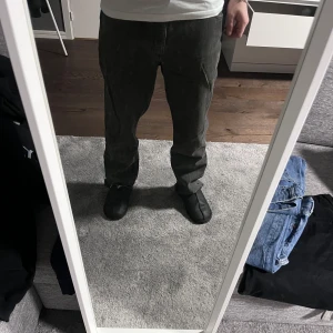 Mörk gråa jeans  - Säljer dessa mörk gråa jeans ifrån Cabriolet i okej skick. Dom är lite större i midjan. Skriv vid funderingar 
