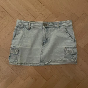 Jeanskjol - Jätte jättefin och unik jeanskjol från pull&bear💘 obs, jätteliten fläck på baksidan till vänster, se bild 2💕