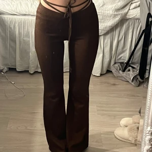 Bruna glitter byxor med knytband - Jätte snygga bruna byxor med knytband i midjan.  Dom sitter perfekt på dem är nya 😍🥰