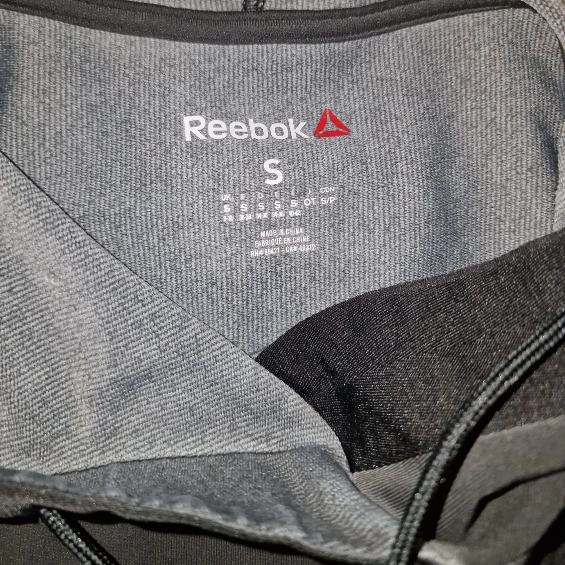 Grå ärmlös hoodie från Reebok - 93