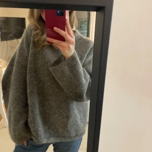 Grå stickad mohair tröja  - Super fin och mysig stickad mohair tröja från hm. Tror den är slutsåld på hemsidan. Min absoluta favorit tröja har i alla färger!!. Säljer då jag har en i nästan samma färg. Enligt mig den perfekta passformen på en stickad tröja. Nypris 699kr. Tröjan är lite stor i storleken.❣️