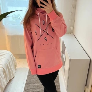 Dope skidjacka - Så snygg skidjacka från Dope. Har många olika fickor och även liftkortsficka på armen. Storlek Xs men passar även S. Jättebra skick