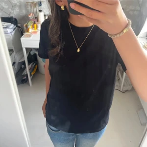 T-shirt - Säljer en svart t-shirt från H&M i strl. S. Använd 1 gång. Perfekt som bas t-shirt i garderoben!🖤