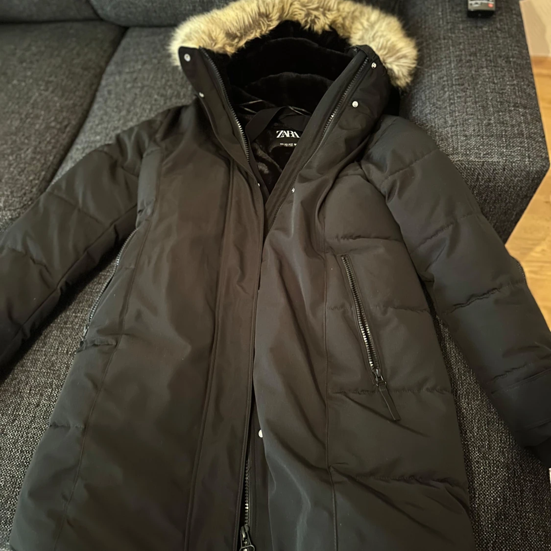 Svart dunjacka med fuskpäls från Zara