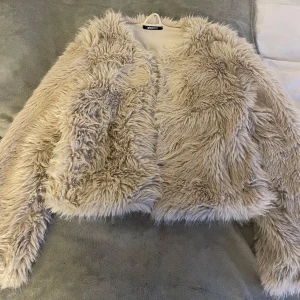 Fuskpälsjacka - Säljer denna jacka i storlek M från Gina Tricot. Jackan har inga märken eller liknanden i jättefint skick🙏🏼