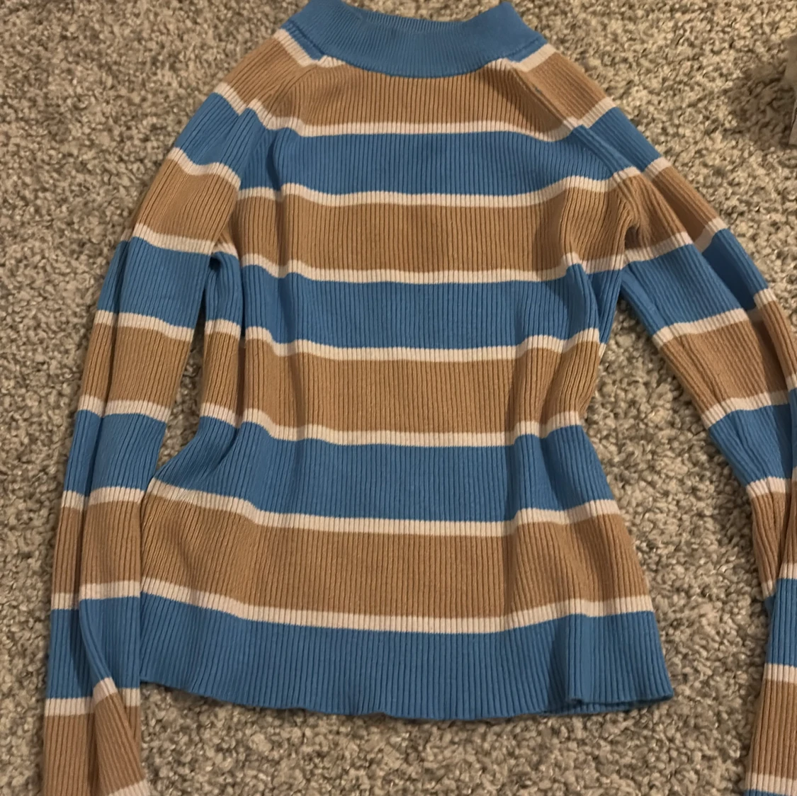 Randig ribbad tröja i blått och beige