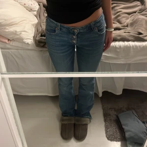 Blå jeans med knappar - Snygga blå jeans med knappgylf och klassisk femficksdesign. De har en lågmidjad passform. Perfekta för en avslappnad stil lite slita längst ner men ger bara mer stil❤️