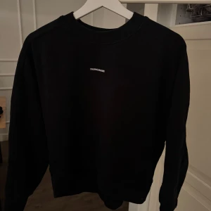 Svart sweatshirt från Calvin Klein  -  svart sweatshirt från Calvin Klein 