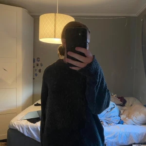 Mörkgrå stickad tröja från 157 - Säljer en mysig mörkgrå stickad tröja från 157. Perfekt för kyliga dagar med sin mjuka och varma känsla. Tröjan har långa ärmar och en klassisk design som passar till det mesta. Perfekt för höst och vinter! Djur och rökfritt hem!!