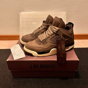 Jordan 4 A Ma Maniére  - Säljer mina Exklusiva A Ma Maniére x Nike Air sneakers i en stilren brun färg. Skorna har en quiltad insida och snörning framtill. Perfekta för sneaker-entusiaster som vill ha något unikt i sin samling. Skorna är köpt i Oslo och får med kvitto och tagit hand om skorna väl🙏🏼Skriv gärna till om du har några frågor eller om du är intresserad😁