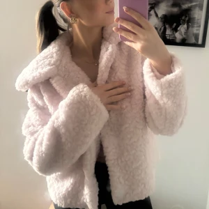 Pälsjacka rosa Carin Wester - Underbar rosa fluffig jacka från Carin Wester! Eftertraktad, därav priset. Men pris kan diskuteras vid snabb affär🩷Bara använd vid ett tillfälle så i princip nyskick 