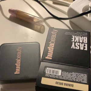 Huda Beauty Easy Bake Loose Baking & Setting Powder - Helt ny, se bild nr 2. I färgen banana bread