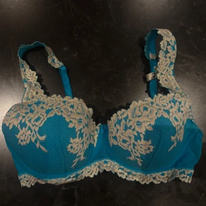 Intimissimi Bh - Superfin bh från Intimissimi som bara användes vid två tillfällen då den var för liten! Färgen var limiterad och har utgått från sortimentet💙 Modellen är ”Sofia Pretty flowers” i en turkos färg, storleken är 75C