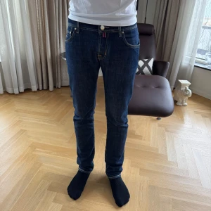 Jacob Cohen Jeans  - Modell: Nick Style 622. Lätt använda Cohen jeans med knappt något slitage. Tvättade två gånger enligt instruktionerna. 