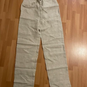 Linnebyxor  - Linnebyxor från brln, helt nya med lappar, byxorna va dom populäraste märket som slutade säljes, passar både tjej och kille, nypris runt 600kr säljes för 250kr