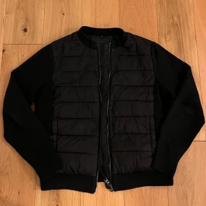 Svart cardigan från Massimo Dutti - En Massimo Dutti Cardigan i bra skick | storlek M men sitter mer som S | jag är 174cm 50kg, den sitter lite litet | nypris ca 2000kr