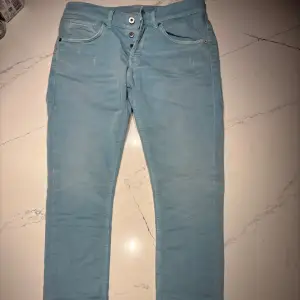Hej! Säljer ett par ljusblå byxor från Dondup med skinny/avslappnad passform! Modellen är George och den klassas som skinny fit. Modellen är 180 cm, 75 kg. Passar allt emellan w30-32 och L30-32 Nypris: 3199 kr! Priset är diskuterbart vid en snabb affär! Mvh Linus😁