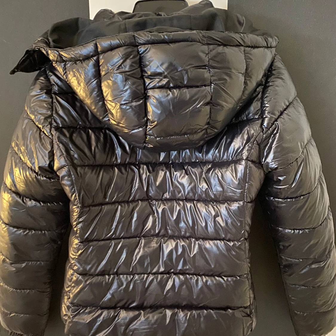 Svart pufferjacka med huva - 90