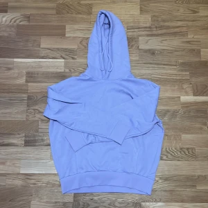 Weekday oversized hoodie - Färgen är ljuslila och är XS. Den är knappt använt och är som ny.