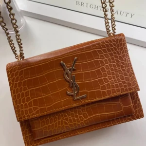 Ysl väska  - Superfin Ysl inspirerad väska, alltså ej originell. Den är helt nu och i superbra skick! Säljer pga den inte kommer till användning. Priset kan diskuteras 