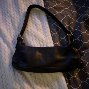 Svart monki väska - Svart liten väska från Monki🫶🏼Superbra skick!