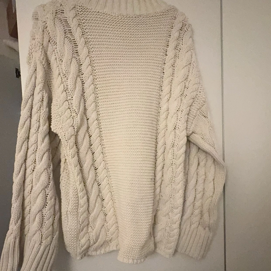 Beige stickad tröja