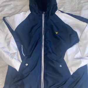 Lyle&scott jacka - Säljer denna jackan som är Perfekt nu inför våren.                 ja säljer för den inte passar mig och är inte riktigt min stil.           Passar folk som är runt 170 perfekt. Nypris runt 2000 kr i butik