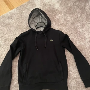 Lacoste hoodie - Lacoste hoodie storlek S, svart. Inte så använd. 