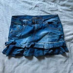 Jeanskjol - Galet snygg jeanskjol me volanger 💖🥂