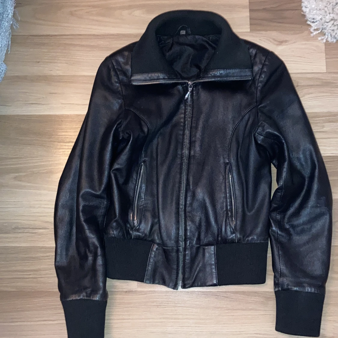 Svart skinnjacka från Hollies - 1