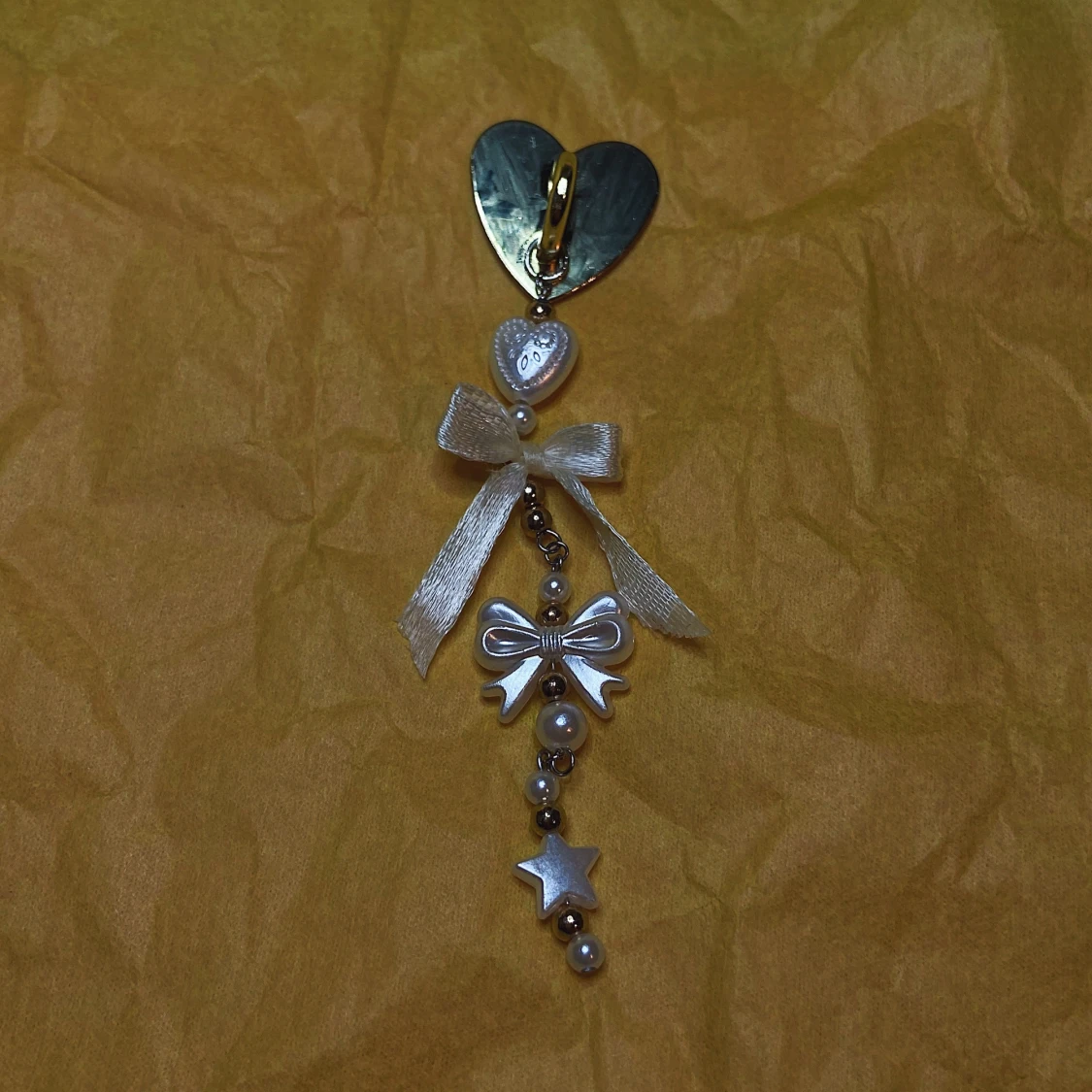 MOBILSMYCKE - WHITE BOW & PEARLS