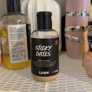 Lush sticky dates body lotion - Säljer lush sticky dates body lotion, 100g. Se mängd på bilden. Säljes för 90 kr. Kan fraktas mot betalning eller mötas upp i Stockholm 