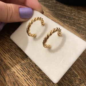 Guldörhängen  - Snygga guldörhängen med en väldigt fin design. Helt och hållet oanvända 