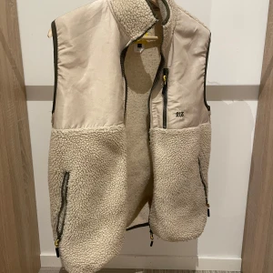 Beige fleeceväst med dragkedja - Storlek: S      Fraktar samma dag 📦.          