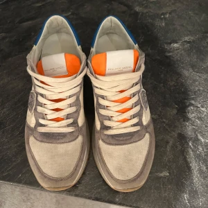 Philippe Model - Tja säljer dessa feta skor från Philippe Model, storlek 42 passar 41. Tveka inte att skriva vid mista fundering. 